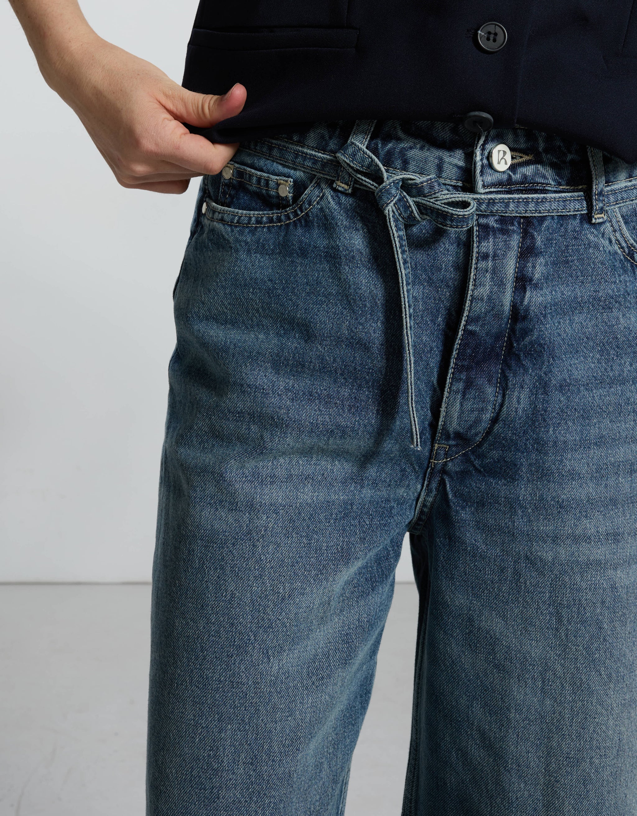Gianni Medium Blue - close-up view - ReikoParis