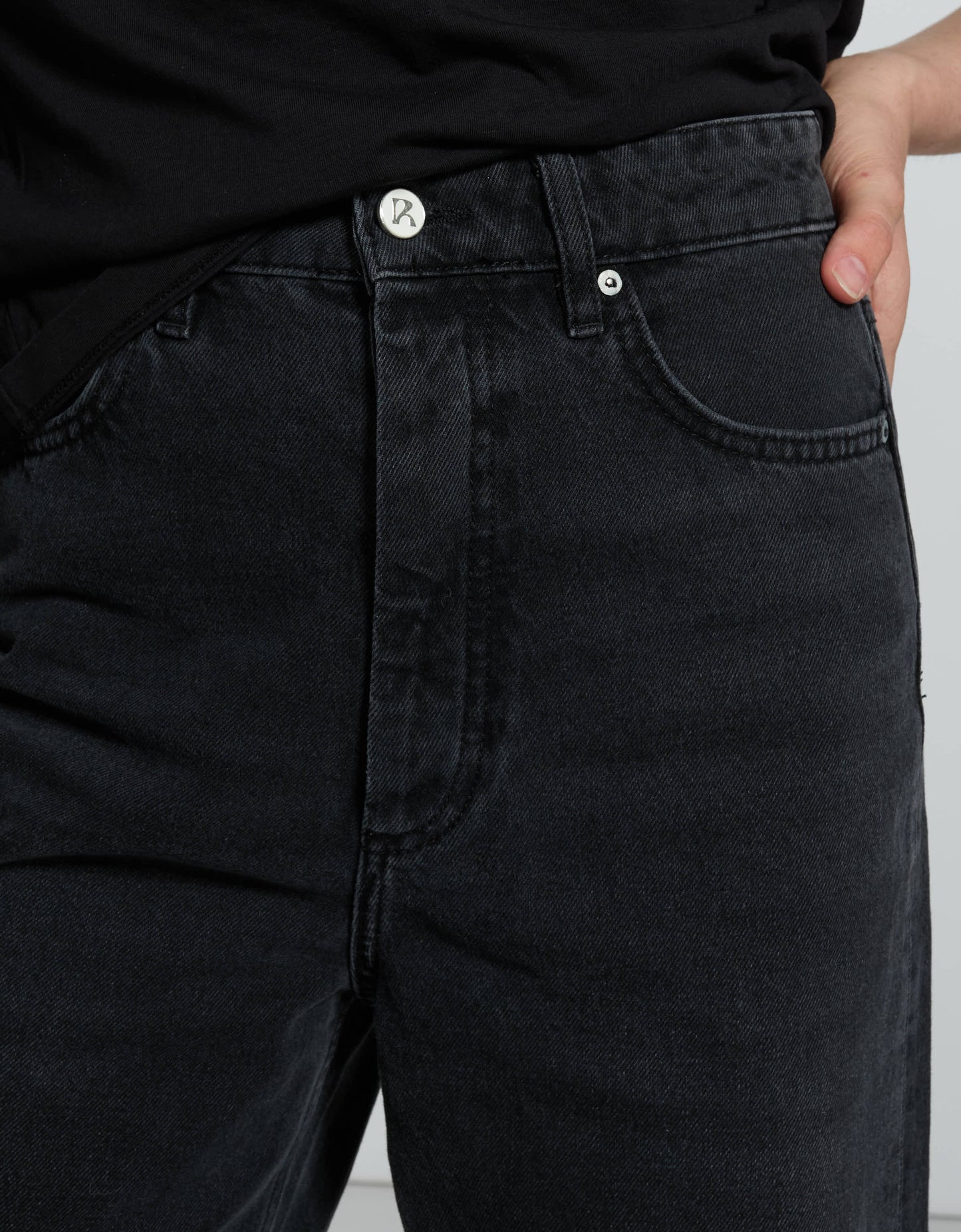 Harlow Black - close-up view - ReikoParis