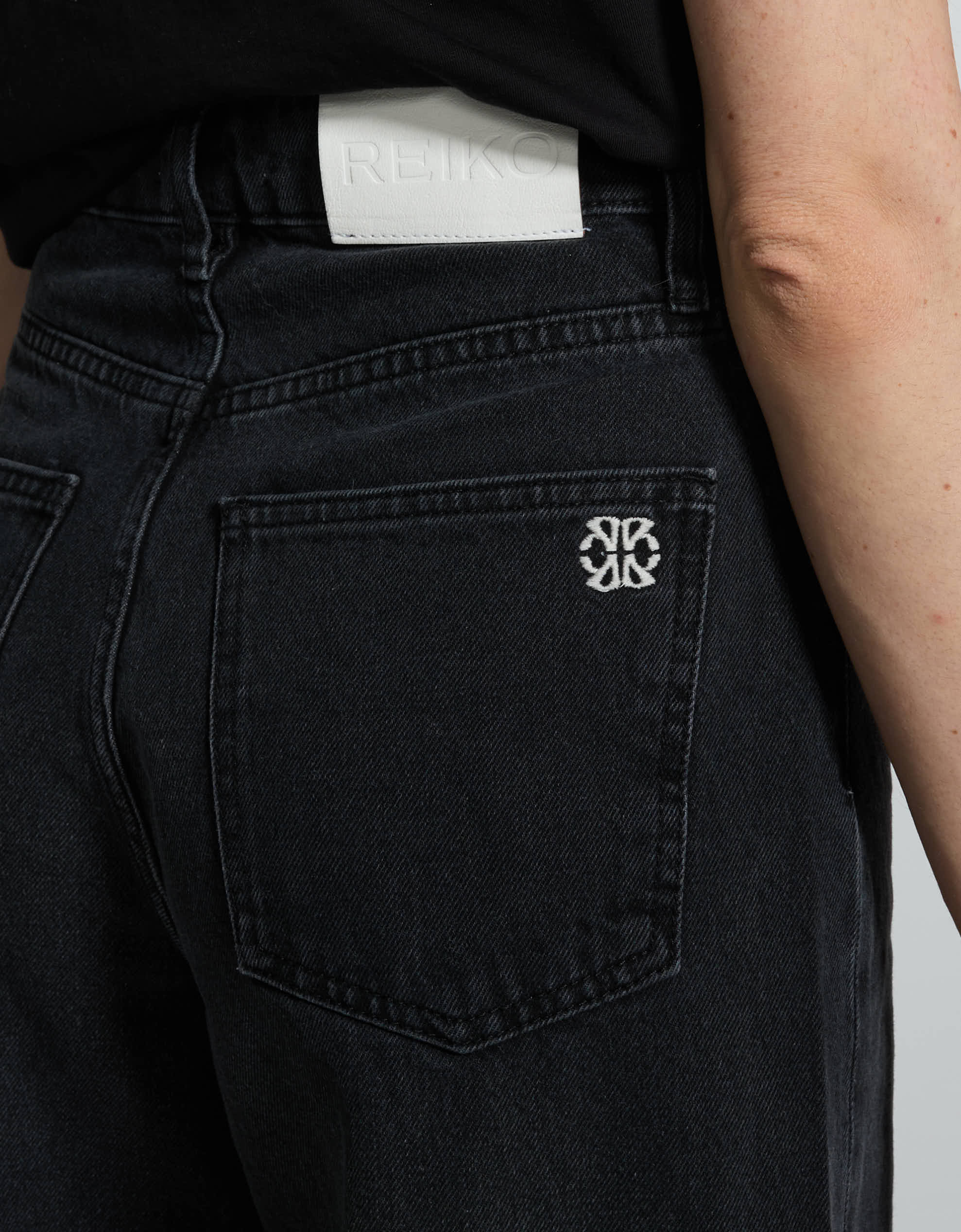 Harlow Black - detail view - ReikoParis