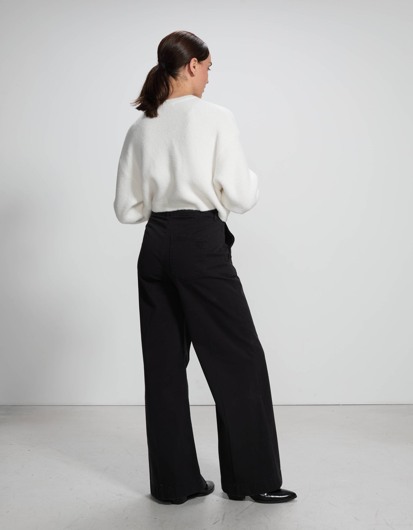 Lara Black - back view - ReikoParis