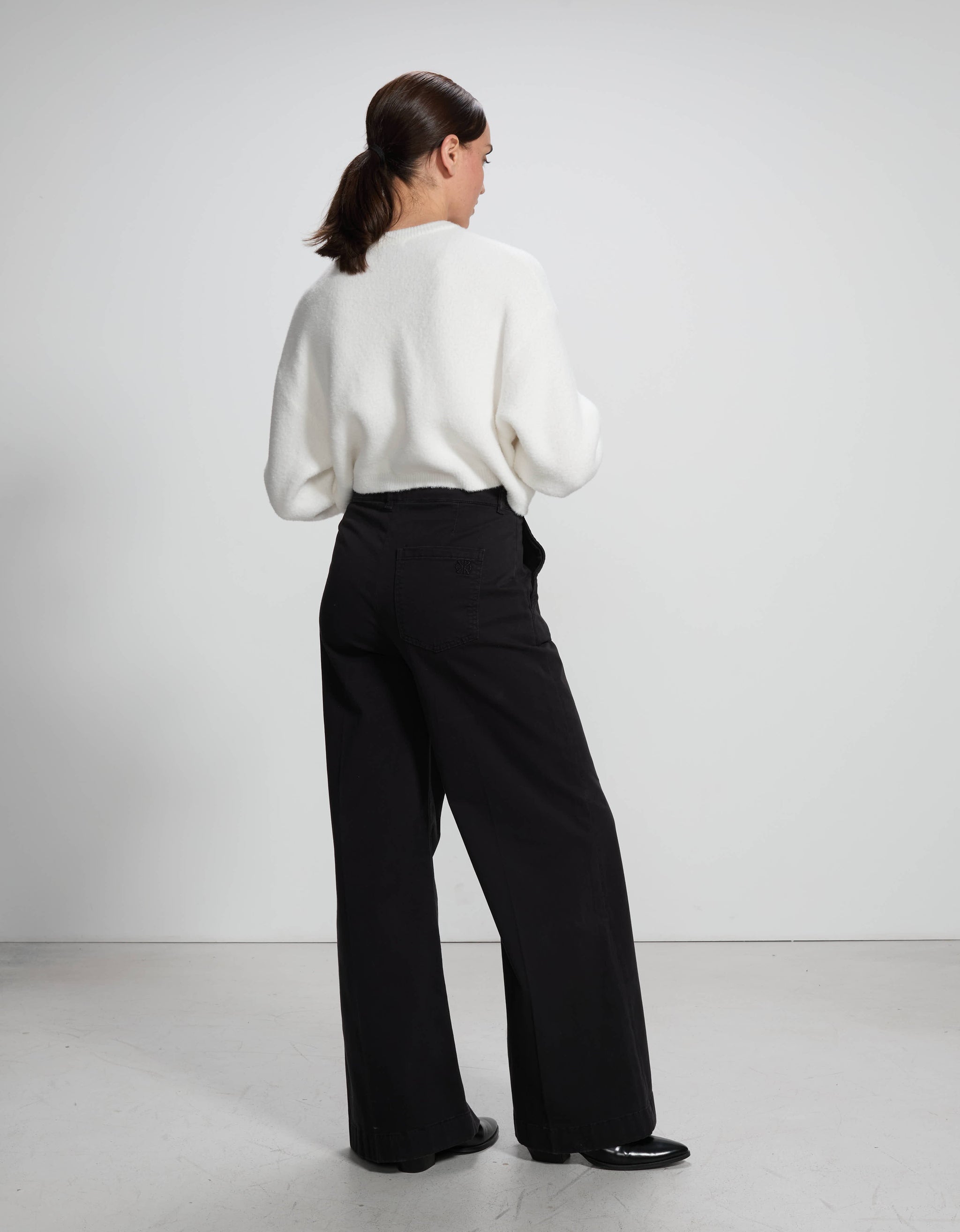 Lara Black - back view - ReikoParis