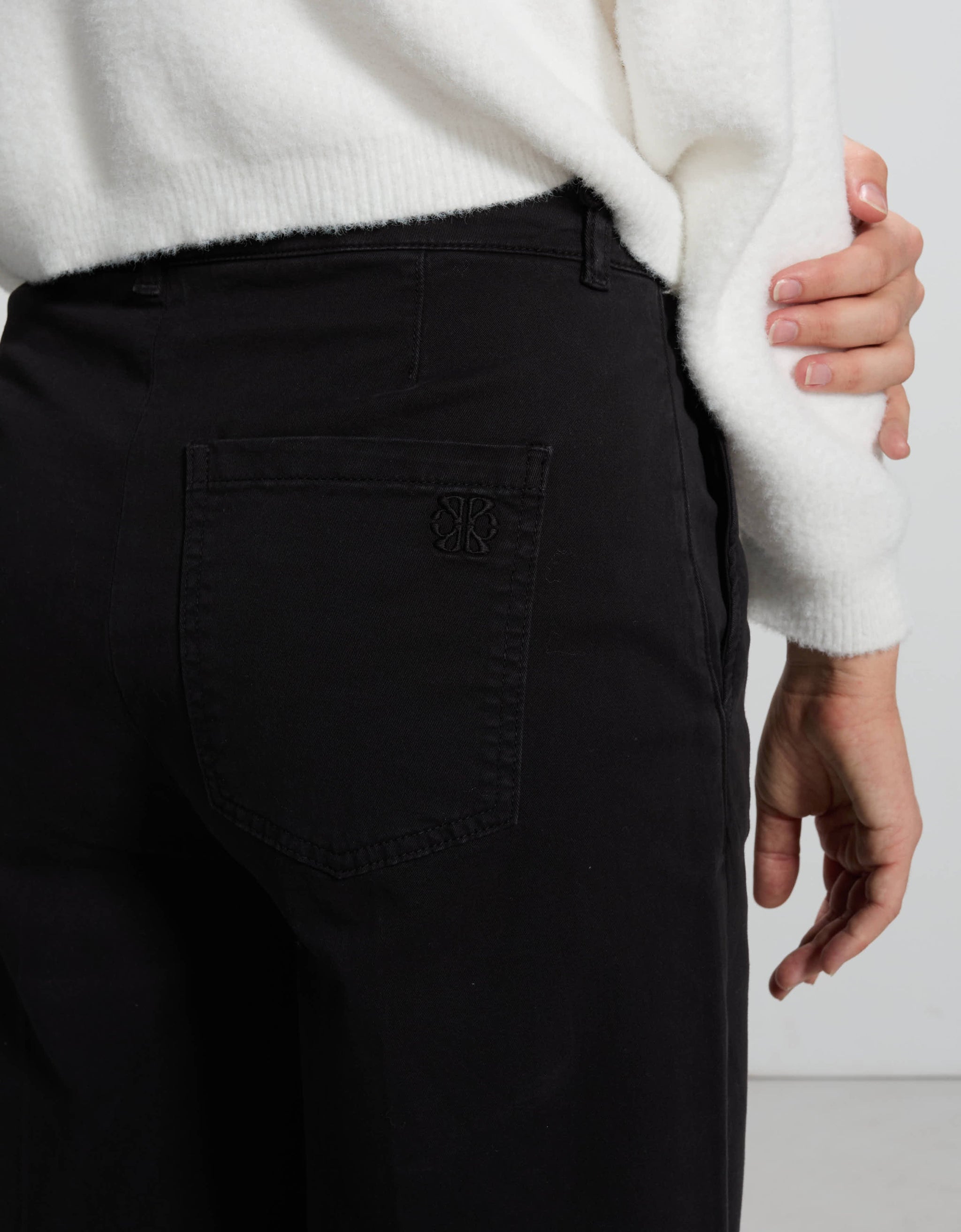 Lara Black - detail view - ReikoParis