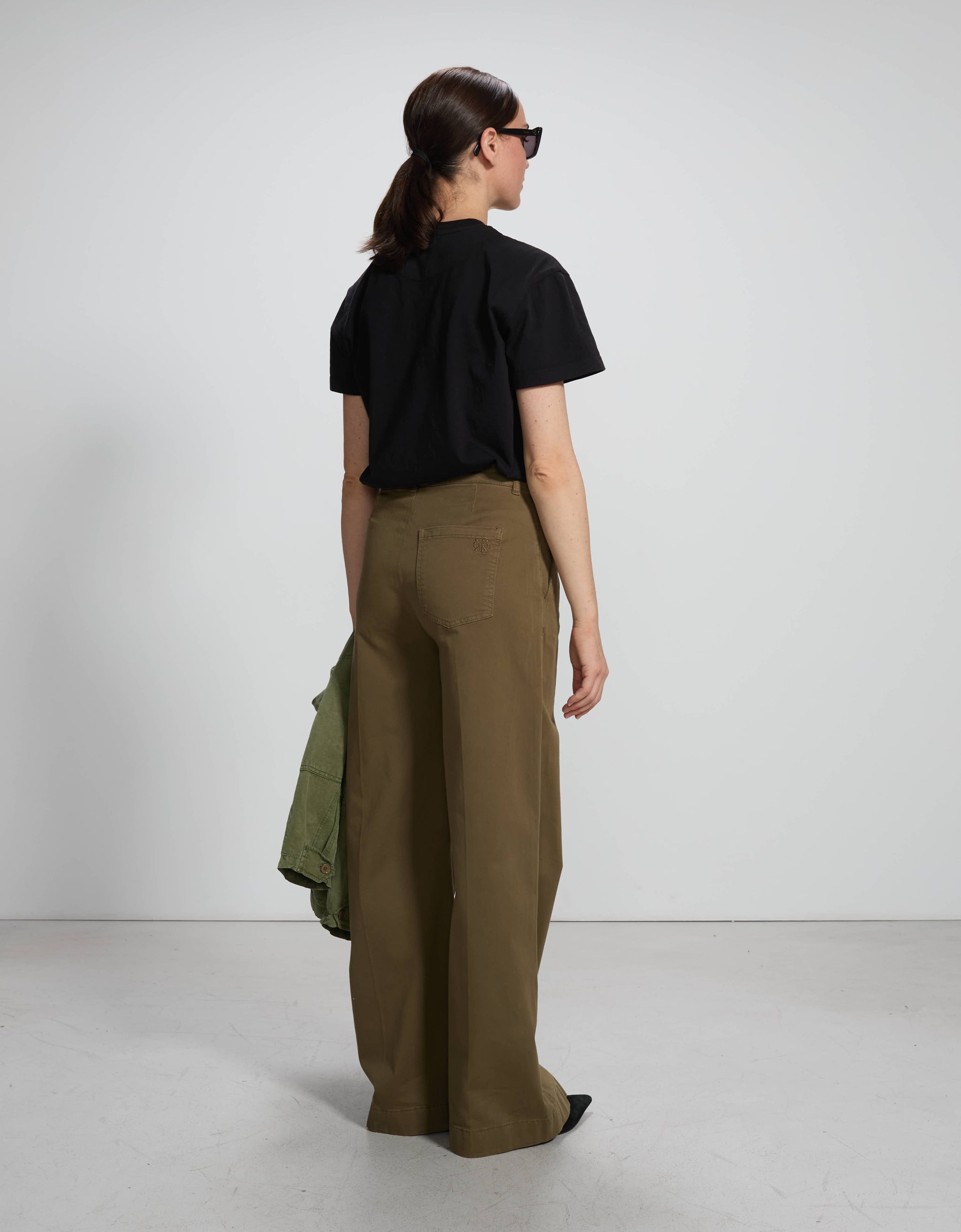 Lara Kaki - back view - ReikoParis