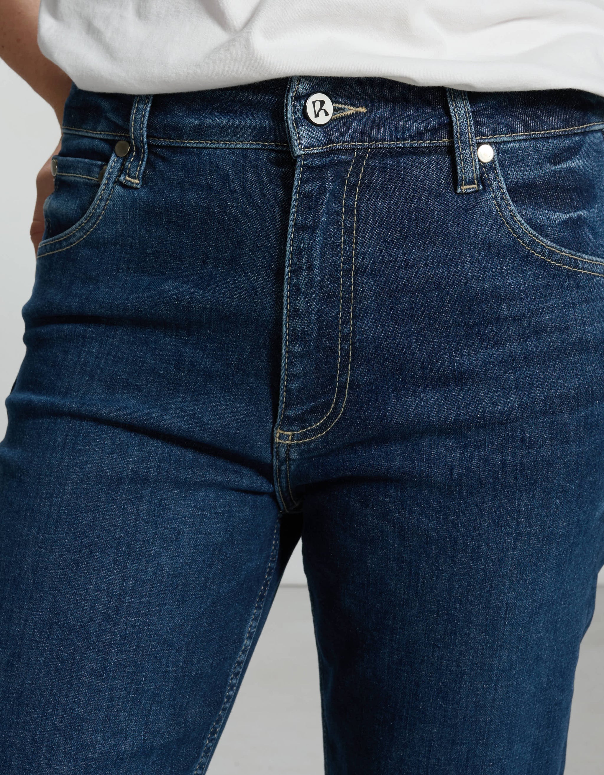 Mila Dark Blue - close-up view - ReikoParis