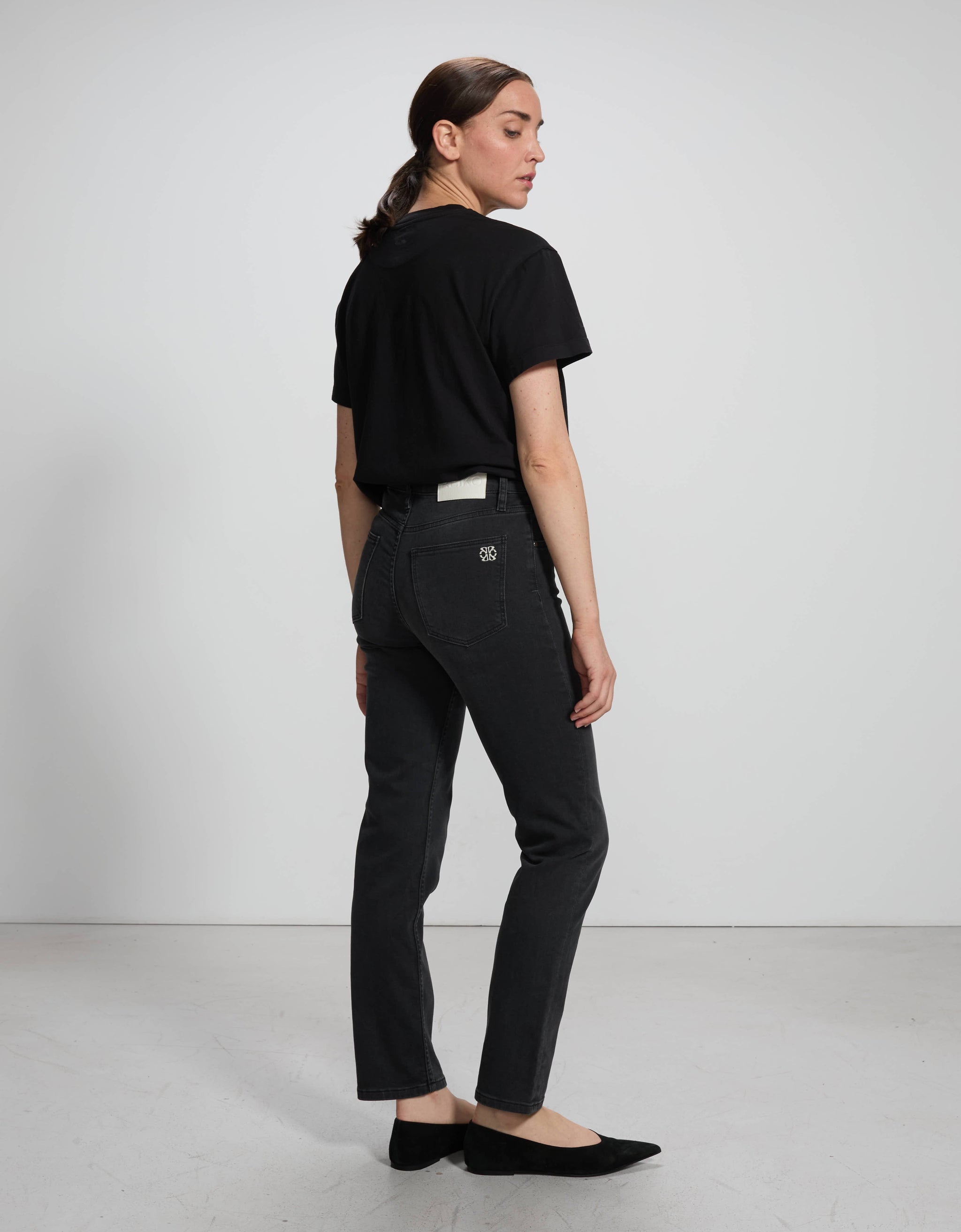 Mila Black - back view - ReikoParis
