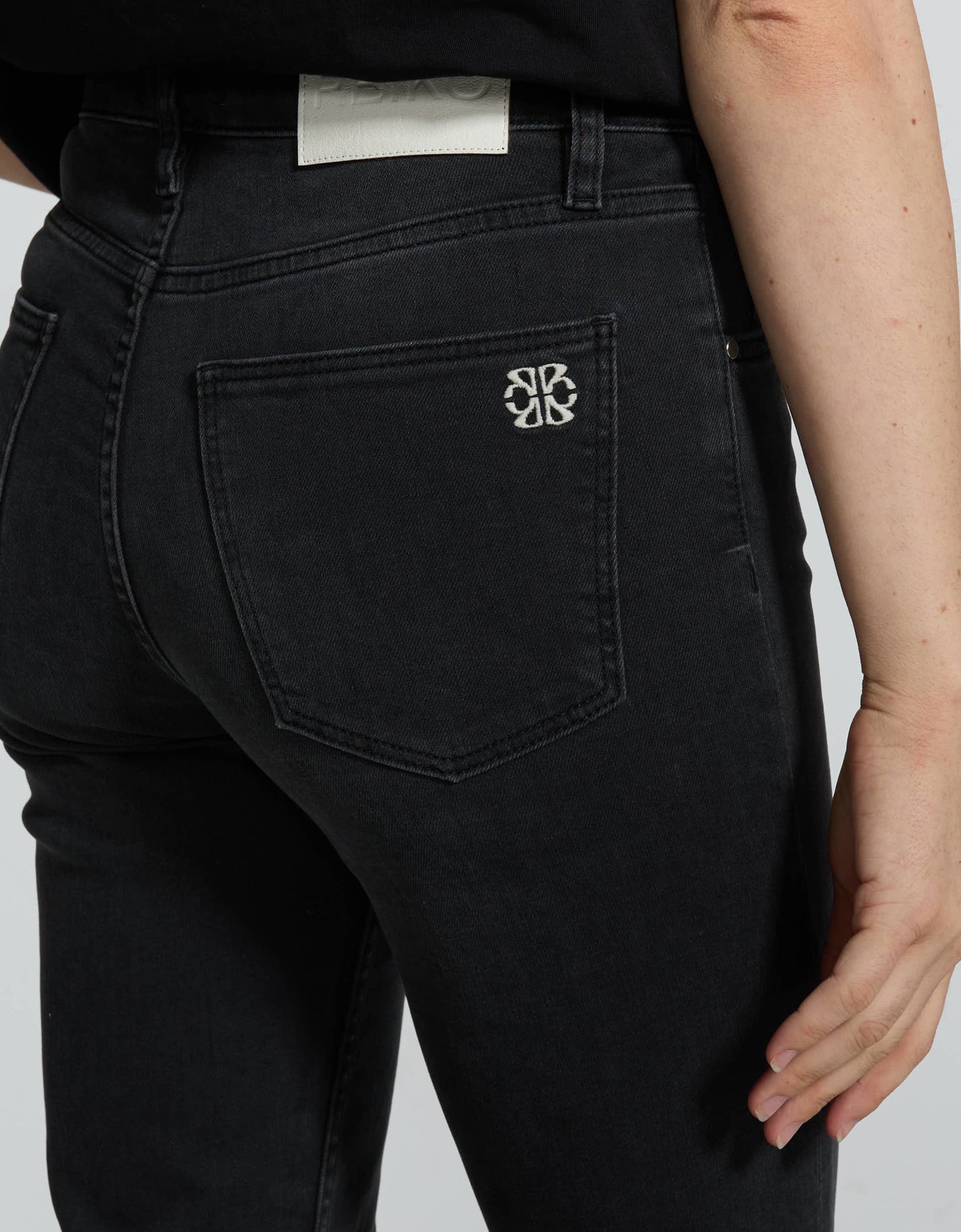 Mila Black - detail view - ReikoParis