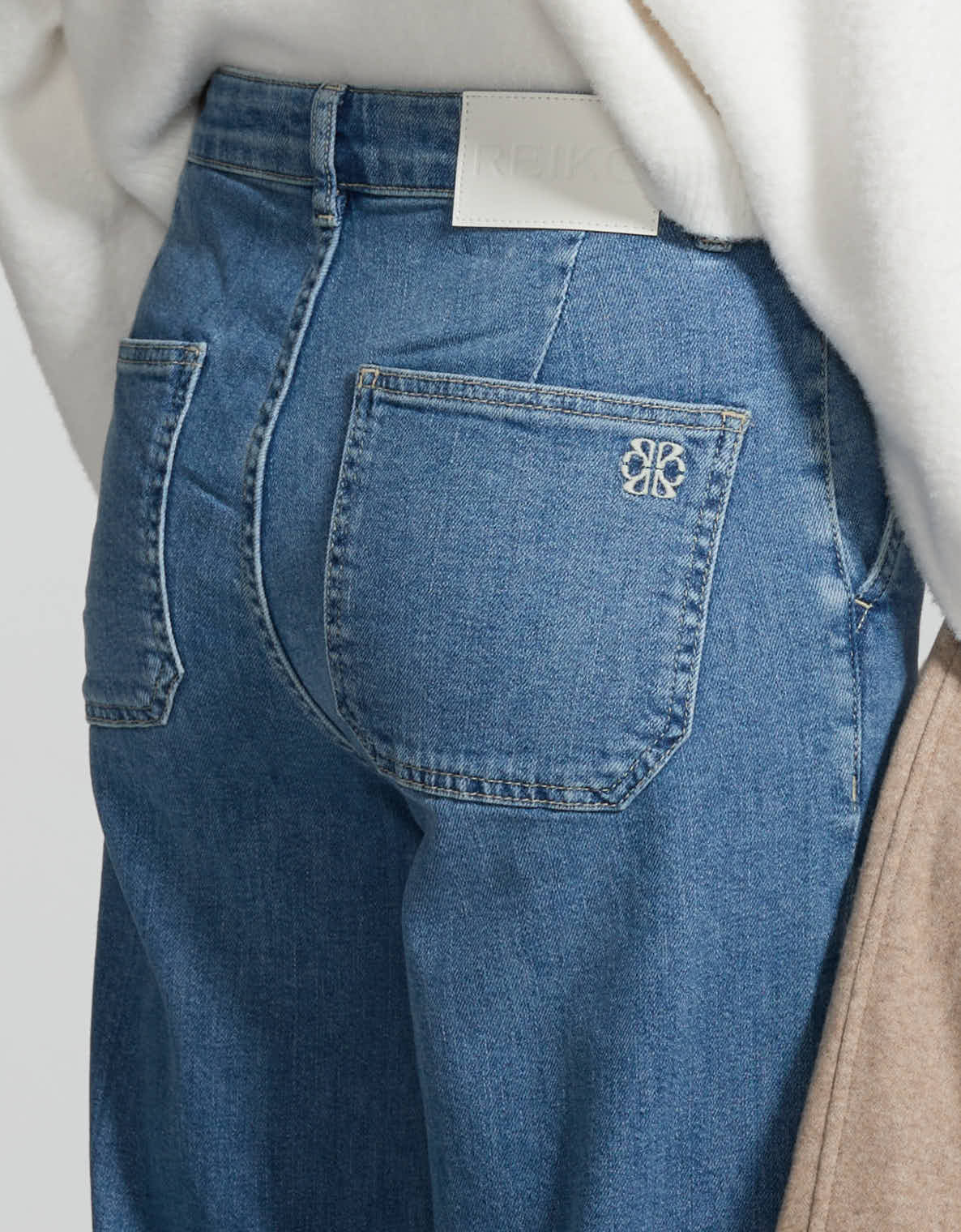 Pom Medium Blue - detail view - ReikoParis