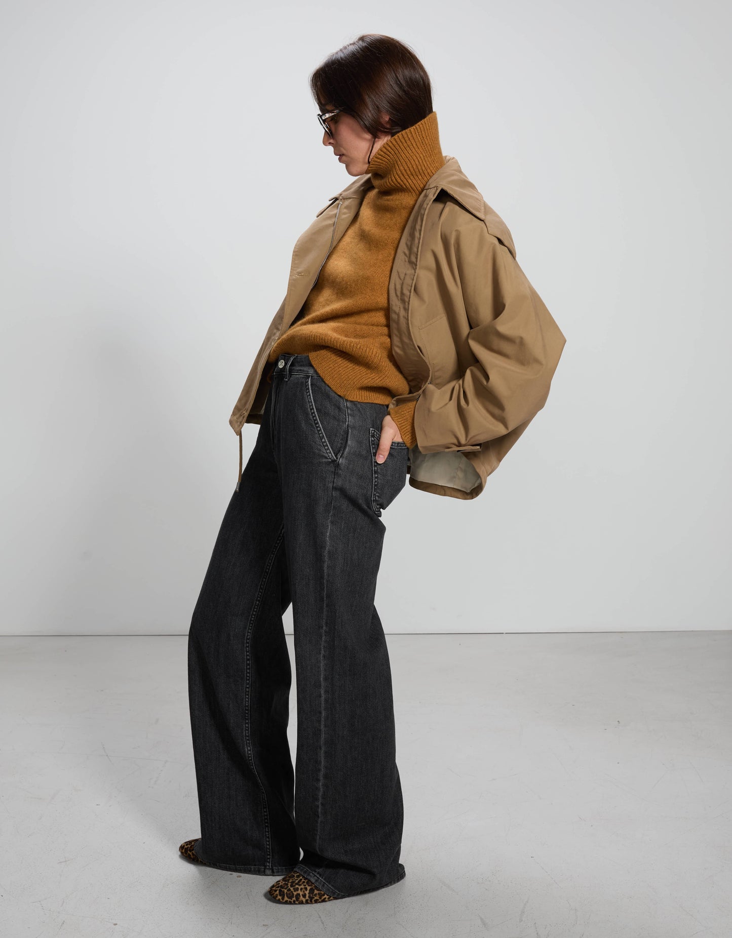 Pom Black - side view - ReikoParis