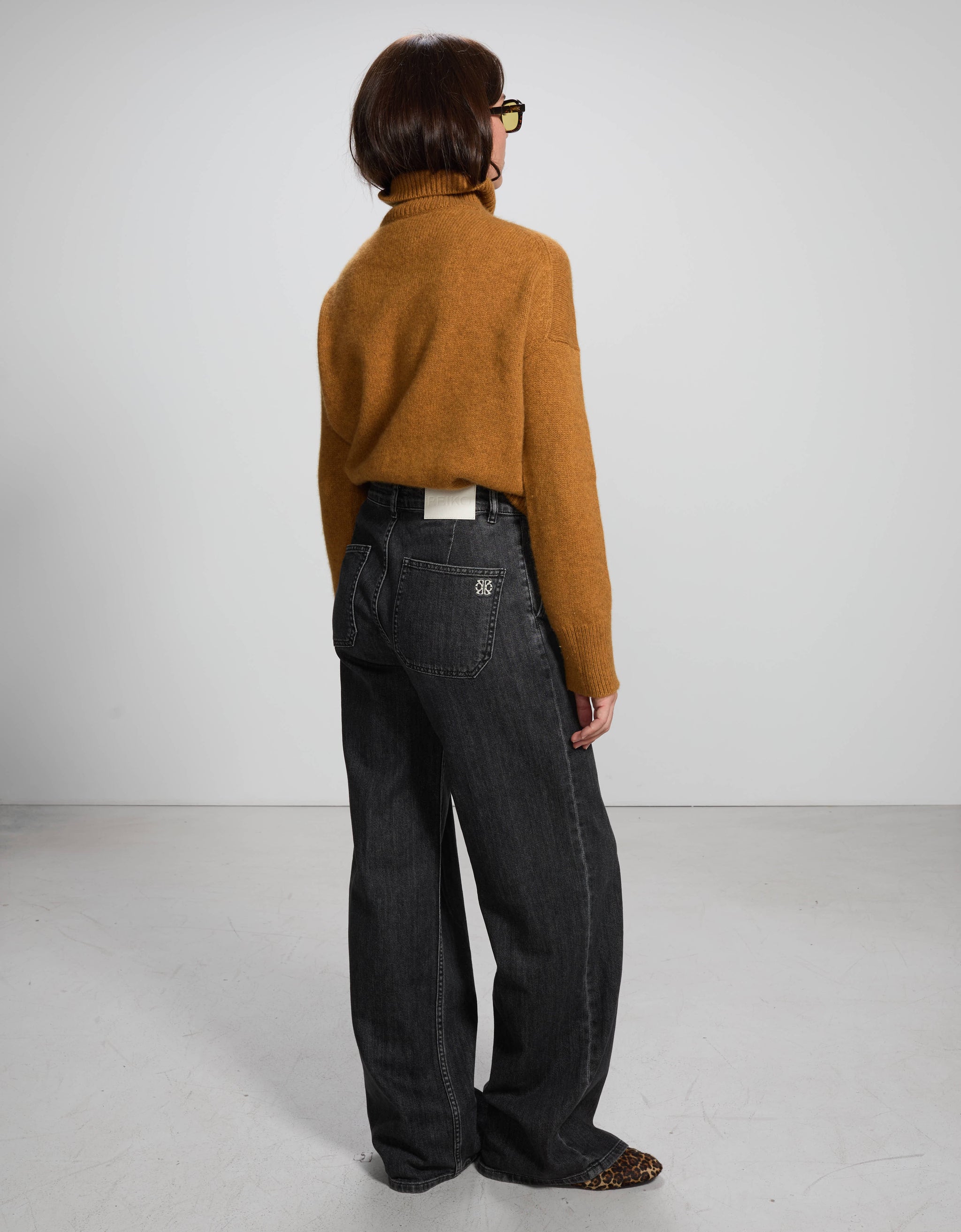Pom Black - back view - ReikoParis