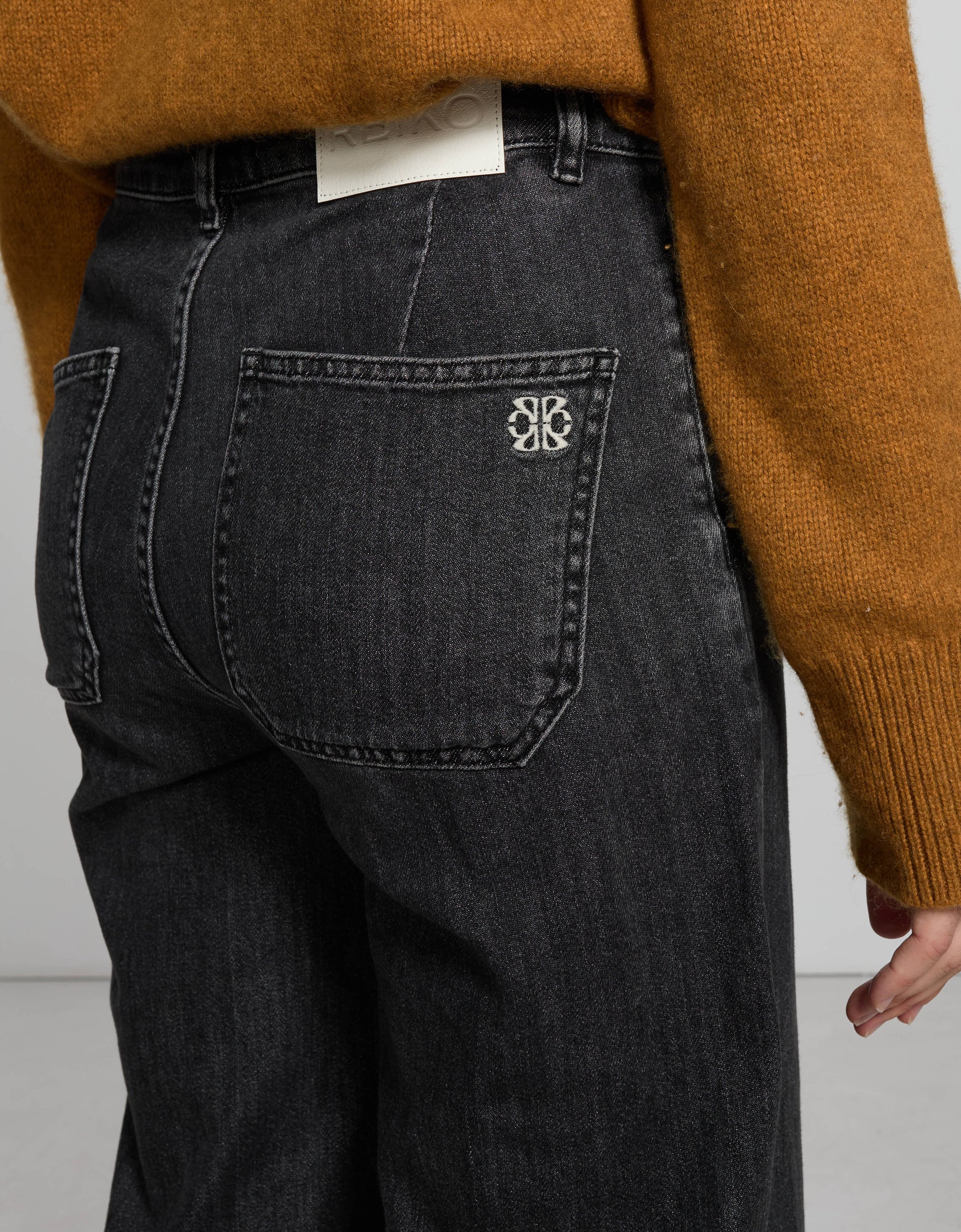 Pom Black - detail view - ReikoParis