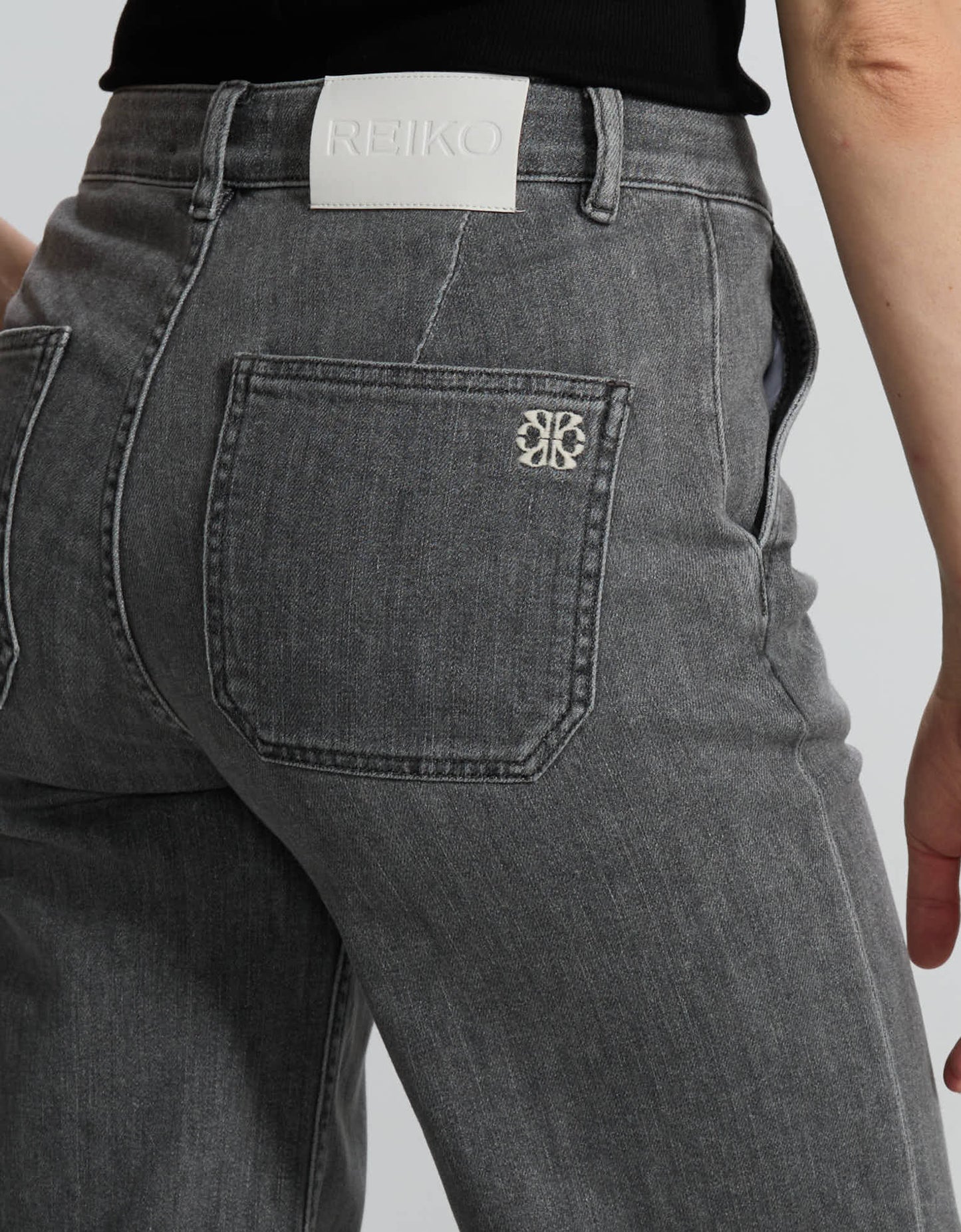 Pom Grey - detail view - ReikoParis
