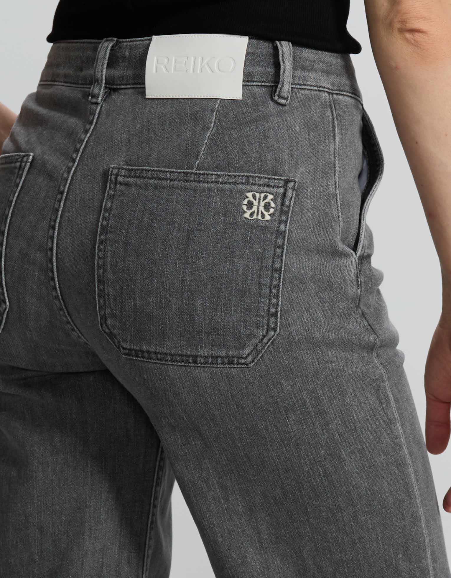 Pom Grey - detail view - ReikoParis
